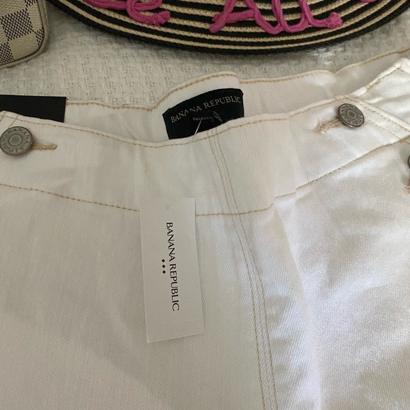 Banana Republic white shorts - Picture 2 of 4